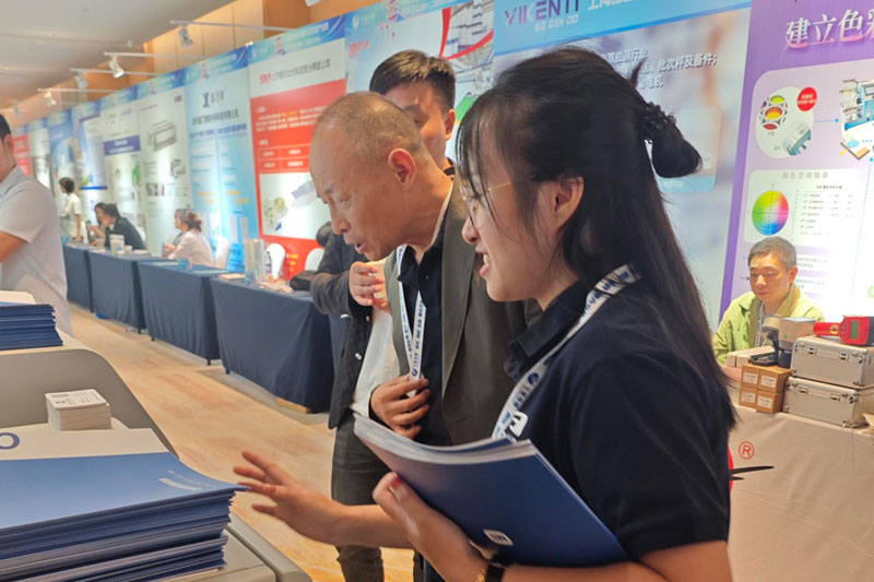 工作人員介紹廣州首諾氣體透過率測試儀