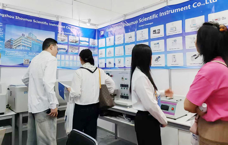 工作人員為參會人介紹包裝檢測儀器